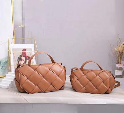 China Fashion Women's Luxury Handbags\Hot Selling Comfortable\Durable For Sling Wholesale Woven Bag With Chain for sale