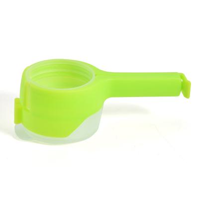 China Sustainable Kitchen Food Storage Seal Clip With Spout Plastic Sealer Cover Bag Sealing Pouring Clip for sale