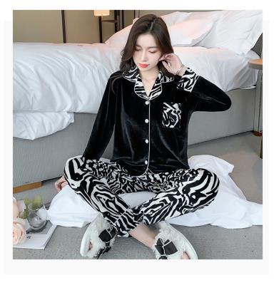 China QUICK DRY Warm Fashion Buttoned Pajamas Customize Womens Casual Pajamas Set For Women for sale