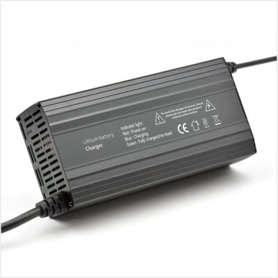 中国 安全 12V 24V リチウムイオン電池充電器 高性能 YM-R65-LKH 販売のため