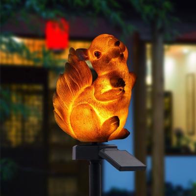 China New Amazon lawn garden lamp resin solar outdoor decorative animal squirrel garden lamp post / solar garden light for sale