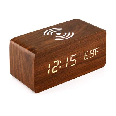 China Smart Wooden Antique Style LED Electronic Alarm Clock Charging Creative Bedside Mute Radio Charging Wooden Digital Clock for sale