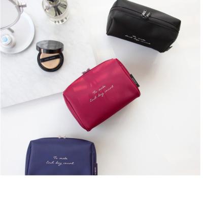 China No Custom Fashion Nylon Travel Cosmetic Bag With Logo for sale