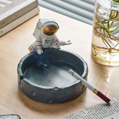 China Hot Selling Multicolor Custom Astronaut Iron Ashtray Durable Iron Custom Modern Outdoor Decorative Factory Ashtray for sale