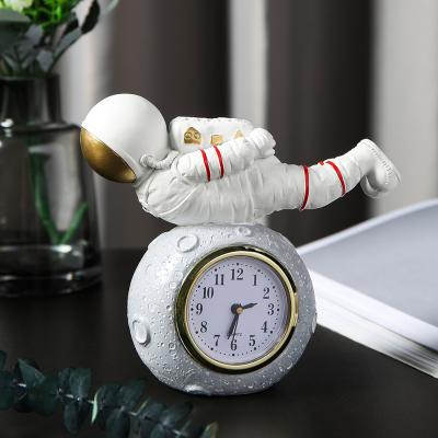 China Cute Mini Astronaut Home Decor Accessories Small Children's Desk Clock Christmas Gift China Creative Resin Bedroom Clock for sale