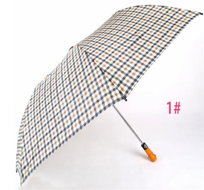 China Personalized custom 2 fold plaid golf umbrella with wooden handle for sale