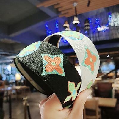 China Popular Designer 4Colors Wide Side Non-slip Print Letter Crossed Circle Hair Band Bandana Women Hair Accessories for sale