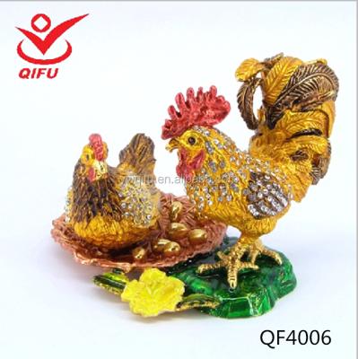 China Europe Tin Decoration Enamel Rooster and Hen Trinket Box Metal Animals Home Jewelry Box (QF 4006) for sale