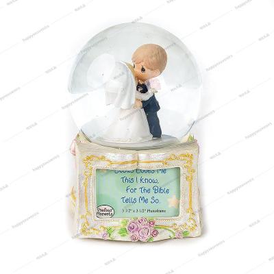 China Custom Europe wedding favor gift dance couple photo frame romantic music and spin resin snow globe 100mm for sale