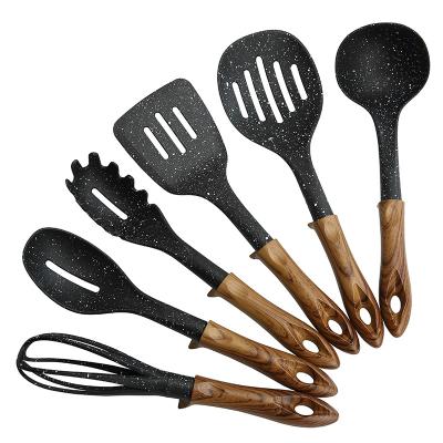 China 2021 Sustainable 6 Piece Heat Resistant Kitchen Tools Nylon Cookware Set With Storage Bracket for sale