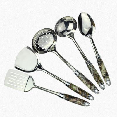 China Sustainable 5pcs Stainless Steel Utensil Set With Camouflage Printed Handle Slotted Spoon Turner Kitchen Tools for sale