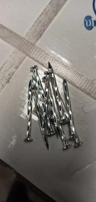 China OEM / ODM Angular Espiral clavos de hormigón de acero al carbono caja de embalaje en venta