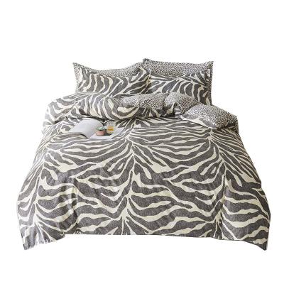 China Low MOQ 2021 New Style Anti-Static Leopard Print King Super King Size Bedding Set for sale