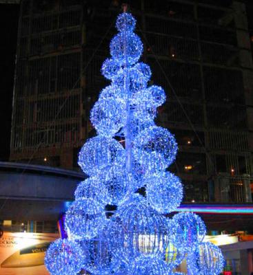 China Large Size Waterproof Cheap Price Metal Frame Sunproof Shopping Mall Christmas Tree Sculpture Decoration for sale