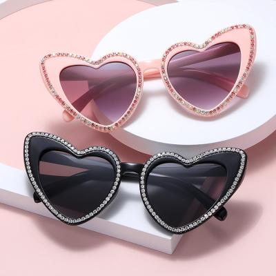 China VIFF HP21535 Bling Heart Rhinestone Frame Fashion Sun Glasses LOVE Heart Shape Women Custom Sunglasses for sale