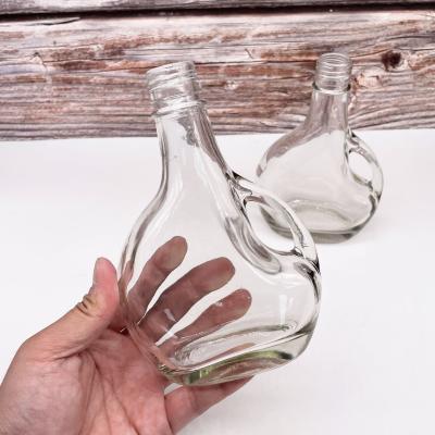 China Wholesale 250ml Beverage Custom Design Wine Glass Bottle With Handle Vodka Clear Bottle Glass zu verkaufen