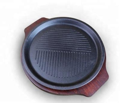 China Sustainable Scorching Day Round Pre-Seasoned Cast Iron Dish With Wood Base for sale