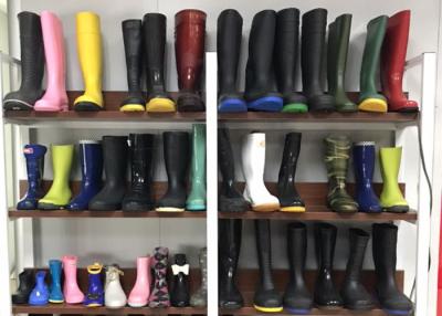 China Máquina de duas cores da modelação por injeção 55KW para Gumboots plástico à venda