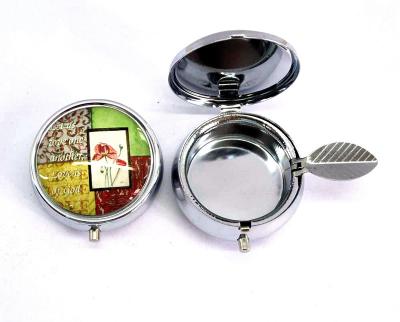 China Custom Promotion Pocket Portable Ashtray With Lid Of Crystal Glass Design for sale