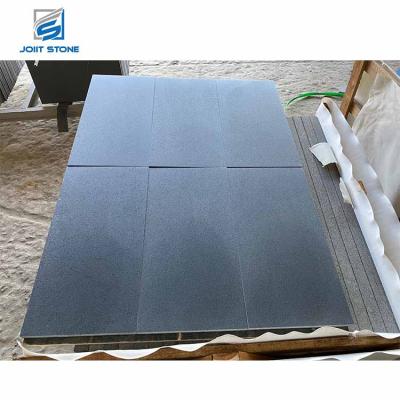 China Beautiful Hainan modern outdoor honed black basalt bluestone tiles for swimming pool en venta