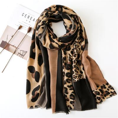 China Decorate 2021 wholesale hot sale cotton scarves for women elegant popular pink leopard printed women scarf for sale