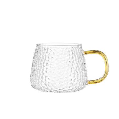 China Viable Hot Selling 420ml High Borosilicate Hammered Grain Glass Mug With Handle Beer Mug Glass Tea Cups for sale