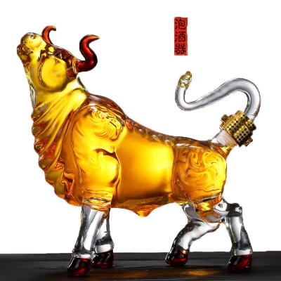 China Wholesale Viable Craft Gift Whiskey Wine Bottles 1000ml 1500ml 2500ml Decanter Bull Animal Glass Wine Bottle for sale