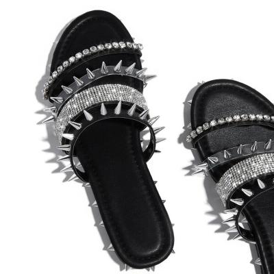 China Lightweight In Stock Fashion Flat Women's Spike Sandals Slipper Outdoor Slippers for sale