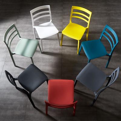 Chine Chaises à manger de restaurant en plastique à empilage complet en PP réglable Chaises à empilage extérieures modernes populaires G.W. 19,4 kg 5 pièces/ctn à vendre