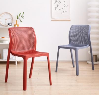 China Grauwe plastic stapelbare eetstoelen voor buitenshuis PP-plastic rattan eetstoelen Te koop