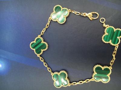 Chine Van Cleef et bracelet fait main d'Alhambra de cru de boucle de nouveau style d'Arpels, 5 motifs, 18K or jaune, malachite.VCARL80900 à vendre