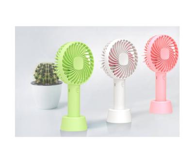 China Hot-selling Small Electric Table Fan Rechargeable Personal Handheld Battery Operated Fan for sale