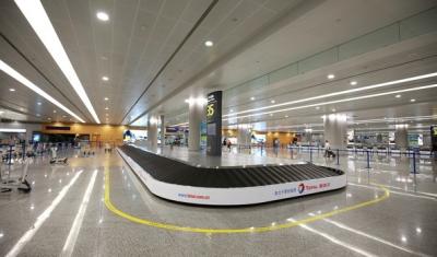 China Baggage reclaim carousel. inclined rubber slat inclined claim conveyor. carousel slat for sale