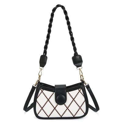 China 2022 new fashion all-match one-shoulder slot bag diagonal design small square bag for sale