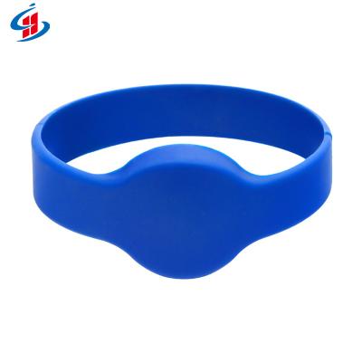 China Waterproof/Waterproof Buckle Closed Around RFID Silicone Wristband Black Wristbands Rubber Wristband With QR Code for sale