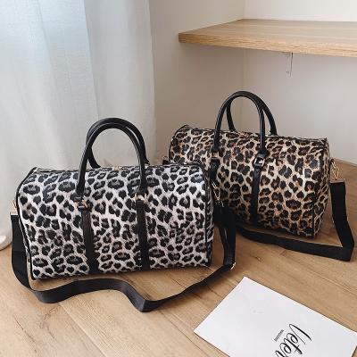 China Custom Wholesale Fashion Leopard Print Large Capacity PU Logo Travel Women Leather Duffel Bag for sale