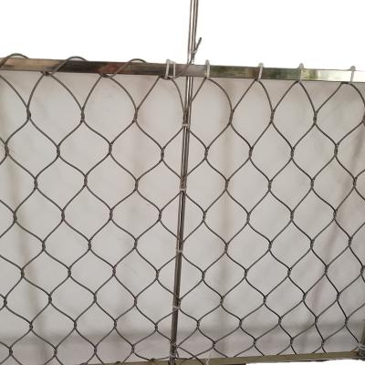 China Plain Weave Metal Galvanized Chain Link Wire Mesh Fence With Barbed Wire for sale