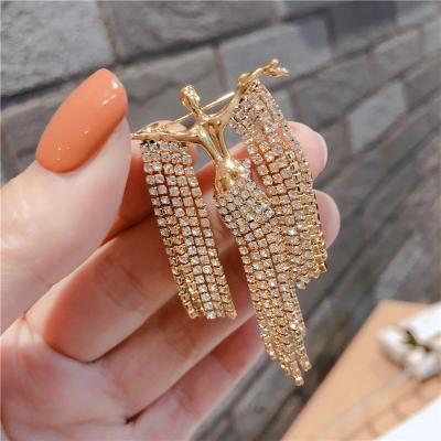 China Fashionable Girl Dancing CZ Zircon Stone Pearl Chain Layered Badge Female Tassel Brooch Women Luxury Gold Crystal Brooch Long Brooches for sale