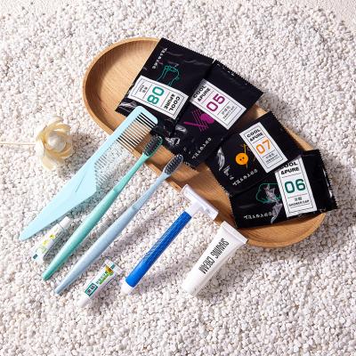 China Exquisite Hotel Eco-friendly Disposable Amenities 5 Star Disposable Hotel Amenities Set Bathroom Hotel Toiletries Supplier Luxury Eco-Friendly Removal Kit For Bathrooms guests for sale