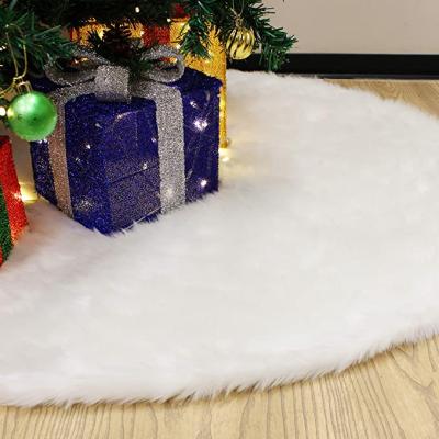 China Environmental Friendly Artificial Faux Fur Christmas Tree Skirt Sky White Christmas Tree Skirt for sale