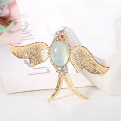 China Exquisite animal type birds brooch high quality alloy vintage zircon inlaid with resin rhinestone bird shoulder brooch for women for sale