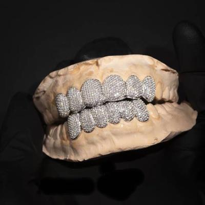 China Hiphop Piece Personal Custom Jewelry Iced Out Grillz Set Hip Hop Teeth Braces Vampire Fangs Zircon Micro Paved Teeth Grilz Bling for sale