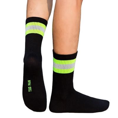 China New Fashion Brand Black Cheap Street Fluorescent Antibacterial Skateboard Reflective Bike Socks For Men And Women for sale