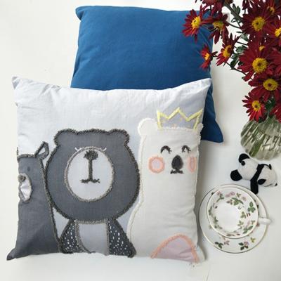 China Viable Manufacturers Wholesale Natural Cute Animal Bear Style Souvenir Gift Cotton Colorful Printing Pillow for sale