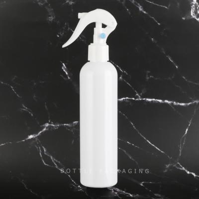 China Custom Colour Round Plastic Bottle 300ml Cleanser White Trigger Spraying Bottle zu verkaufen