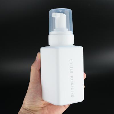 China Matte HDPE Plastic Shampoo Bottles Empty Pump 300ml Facial Cleanser Bottle à venda