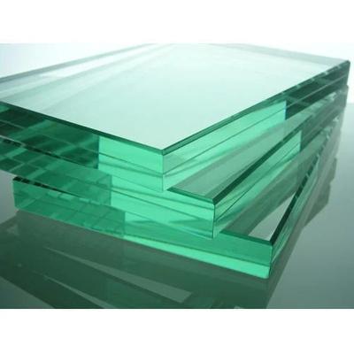 Chine Verre stratifié pour clôture de terrain de football intérieur 10 mm 12 mm 15 mm Verre de sécurité transparent trempé à vendre