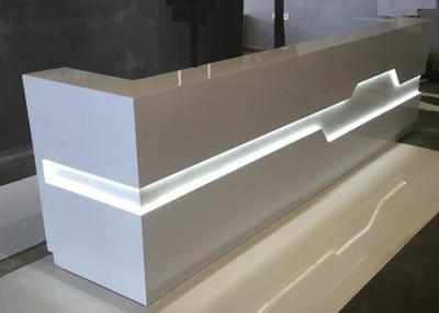 Chine Caisse de sortie blanche de vente au détail de couleur de Matt avec la lumière de LED à l'intérieur du service d'OEM/ODM à vendre