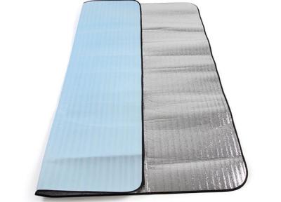 China Lichtblauwe Waterdichte Picknickmat die de Polyester en het Aluminium van de Strandmat vouwen Te koop