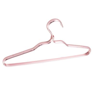 China New classic/postmodern factory supplying rack metal outdoor drying coat hanger rose gold metal hangers household products for sale